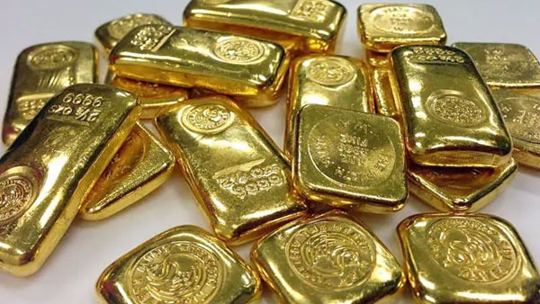 People were caught smuggling gold at Shamshabad Airport People were caught smuggling gold at Shamshabad Airport