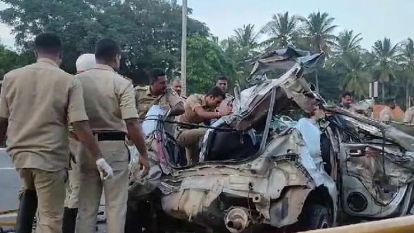 While returning from the tourist center, the tire of the car burst and three techies died on the spot in Bengaluru. While returning from the tourist center, the tire of the car burst and three techies died on the spot in Bengaluru.