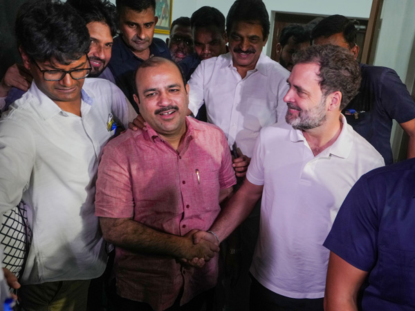 rahul gandhi visits insulted bsp mp danish ali in his residence