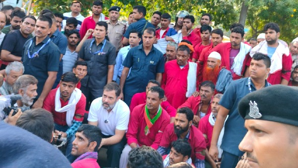 Rahul Gandhi meets railway porters at Anand Vihar railway station Delhi