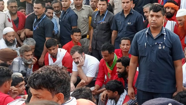 Rahul Gandhi meets railway porters at Anand Vihar railway station Delhi