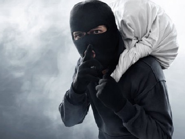  Thieves looted Rs 20 crore jewelery in movie style from gold jewelery showroom in Delhi