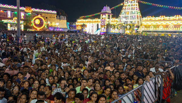 two lakh devotees participated in the Srivari Garuda Vahana Seva 