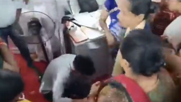  Video: Hindu Women Beat Up Muslim Book Vendor At Ujjain Fest After He Asks Contact Details For Home Delivery