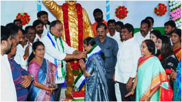 Nellore Mayor Potluri Sravanthi rejoin in YSRCP