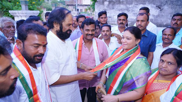 Akula Lalitha resigns to TRS: Huzurnagar municipal chairperson archana joins congress Akula Lalitha resigns to TRS: Huzurnagar municipal chairperson archana joins congress