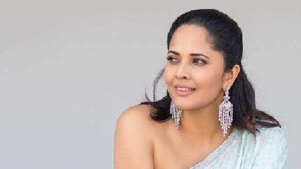 anchor anasuya entered between janasena and ysrcp