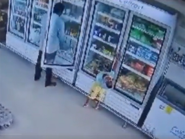 4 years girl died by touching refrigerator in supermarket in nandipet, Nizamabad district