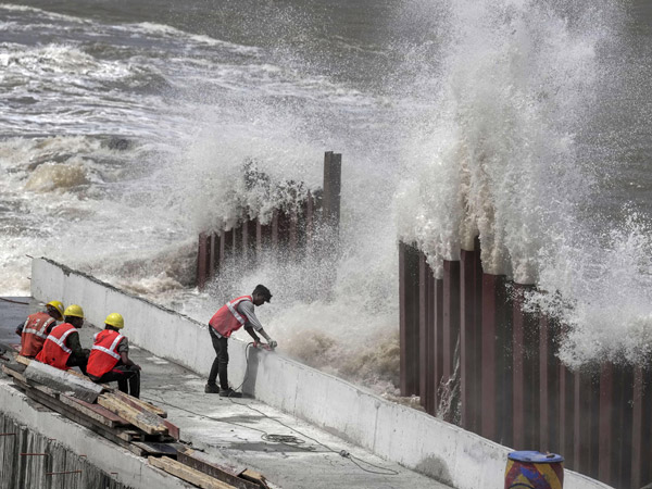 Cyclone Tej lay centered over Arabian Sea 