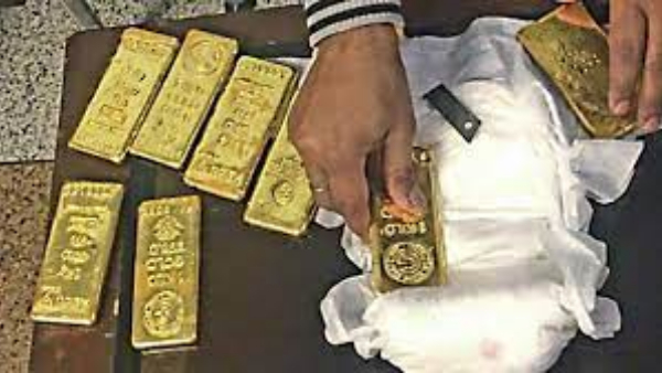  DRI officials caught the accused who were smuggling gold