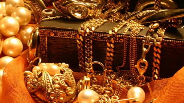 Five kg gold jewelery looted from house of film producer Rockline Venkateshs brother in Bengaluru