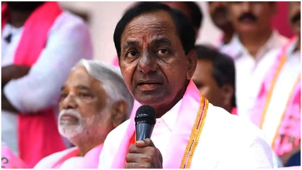 CM KCR Gives Rs 40 Lakh Cheques for party contesting Candidates along with B Forms