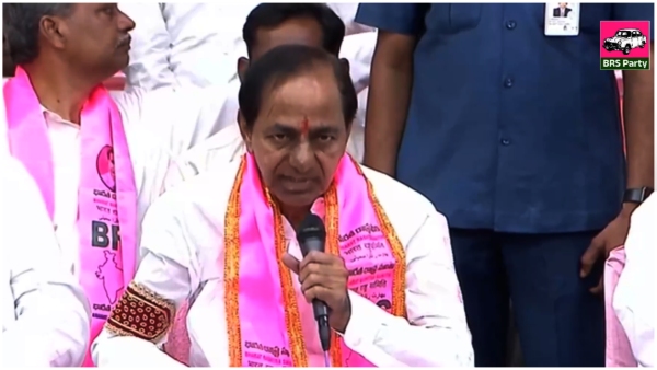 CM KCR Gives Rs 40 Lakh Cheques for party contesting Candidates along with B Forms