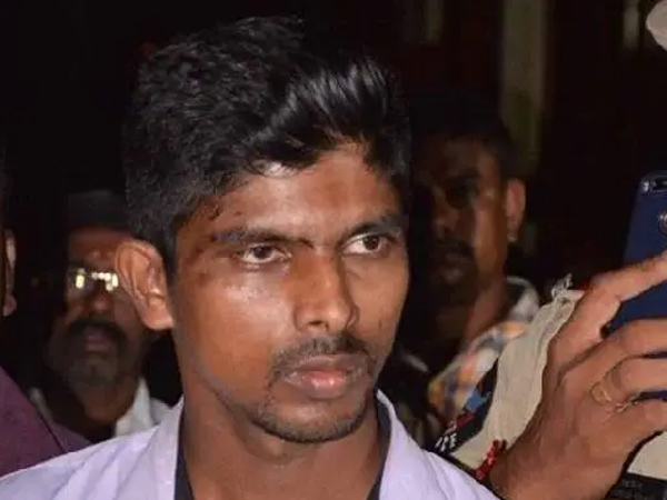 ys jagan cock knife case accused srinu approached hc for bail, ask nia court to write to cji