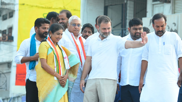 MLA Rekha Naik joins congress party on the presence of Rahul Gandhi.
