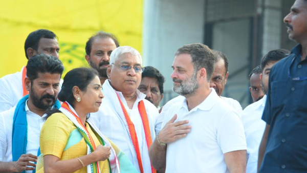  MLA Rekha Naik joins congress party on the presence of Rahul Gandhi.