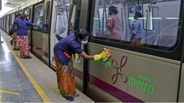 Namma Bengaluru metro officials caught and fined a YouTuber who ate Gobi Manchuri and ran away