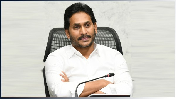 Political Curiosity over CM Jagans Delhi Tour Amidst Chandrababus Case