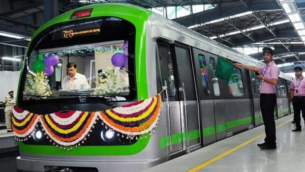 Re train derailed on railway track in Bengaluru Metro near Rajajinagar Re train derailed on railway track in Bengaluru Metro near Rajajinagar