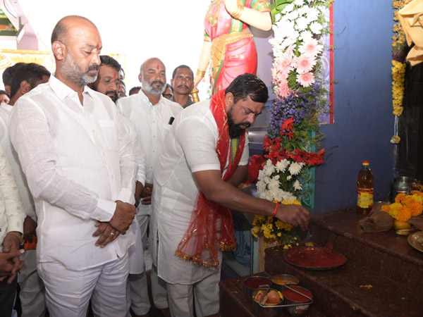 MLA Rajasingh taken a resolution for kcr family at mahashakthi temple 