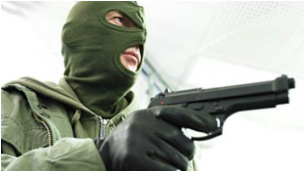 Miscreants escape with 1kg of gold jewelery after firing revolver at jewelery showroom owner in Bengaluru.