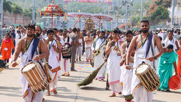 TTD officials are making heavy security arrangements in Tirumala on the occasion of Garudaseva