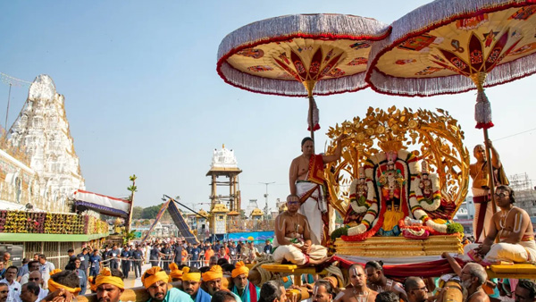 On the fourth day Tirumala Venkateswara visited the devotees on the vehicle of Sarvabhupala 