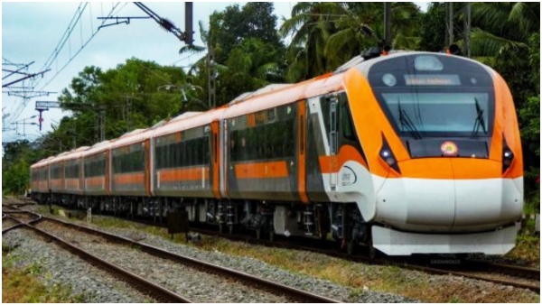 Raiwlay Minister Aswini Viashnav Reveals first look of push pull vande sadharan loco