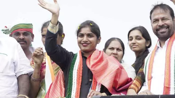  police serve notices to jhansi reddy couple in thorrur due to election code