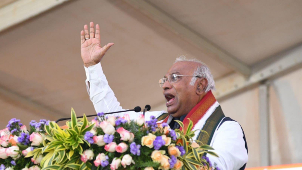 Mallikarjun kharge hits out at modi and kcr in nalgonda public meeting