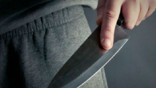The boyfriend attacked his girlfriend with a knife in anger that she told him to break up..