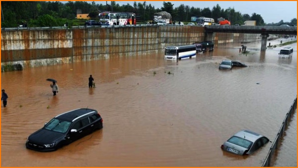 Due to the rains in Bengaluru, roads and underpasses in many areas have become waterlogged Due to the rains in Bengaluru, roads and underpasses in many areas have become waterlogged