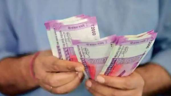 A car driver caught in Bengaluru after stealing crores of rupees from the owners car