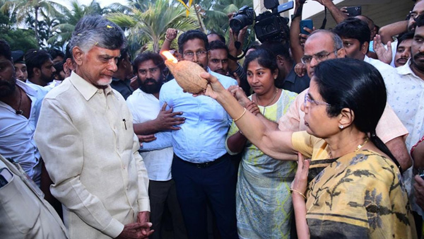 Chandra Babu Reaches His Home in Tadeppali from Rajahmundry, Party leaders gave big Welcome
