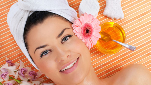 benefits of applying honey on the face
