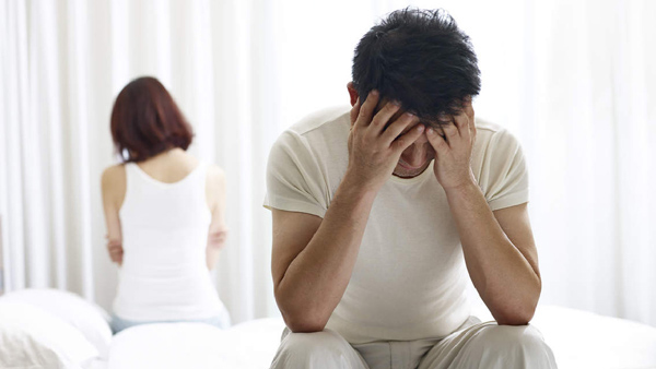 The wife who harassed her husband for separate camphor... bit her ear together