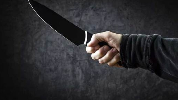 The husband attacked his wife with a machete at the bus stand for having an illicit relationship