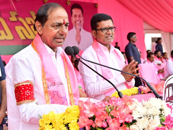 KCR hits out congress party in manthani brs public meeting