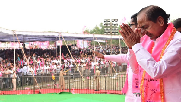 KCR hits out congress party in manthani brs public meeting