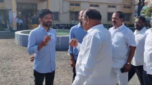 BRS leaders stopped Telangana PCC chief Revanth Reddys brother Kondal Reddy in Kamareddy BRS leaders stopped Telangana PCC chief Revanth Reddys brother Kondal Reddy in Kamareddy