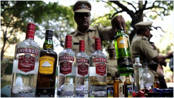 Smugglers smuggling liquor from Goa canter in Pushpa movie type