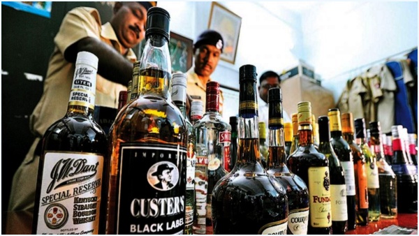 Smugglers smuggling liquor from Goa canter in Pushpa movie type