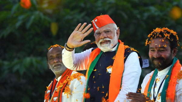 PM Modi mega road show in Hyderabad: visits Gurudwara in Ameerpet PM Modi mega road show in Hyderabad: visits Gurudwara in Ameerpet