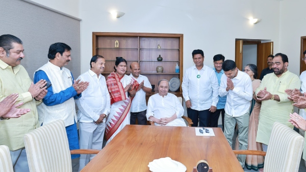 odisha cm naveen patnaiks personal secretary vk Pandian joined bjd, may be successor soon