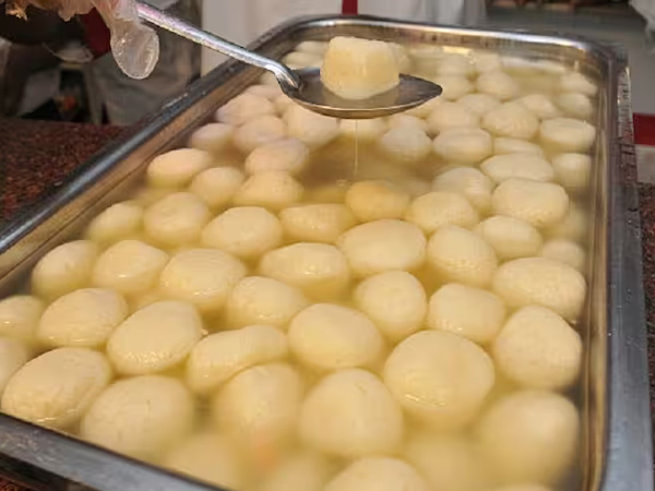 A fight for sweet in a wedding ceremony