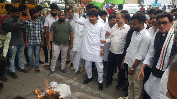 Congress burnts T Harish Raos effigy 
