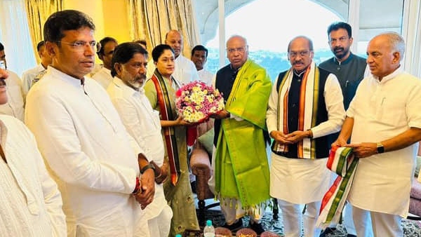 party change issue: vijayashanti counter to telangana bjp leaders.