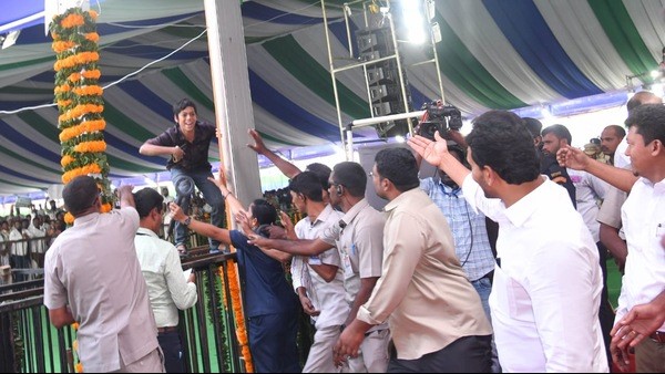 AP CM YS Jagan selfie with 7th class student in Srikakulam district