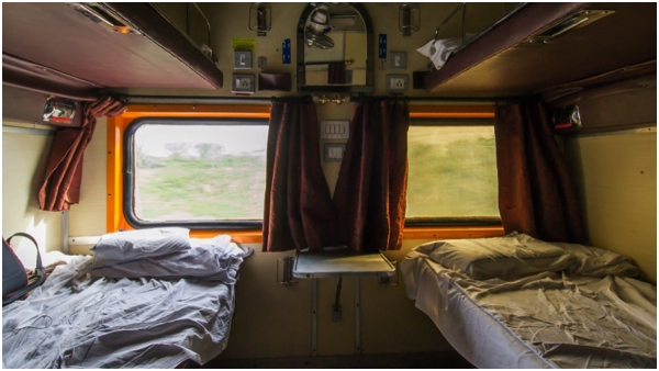 4 lakh worth blankets and bed sheets stolen in trains