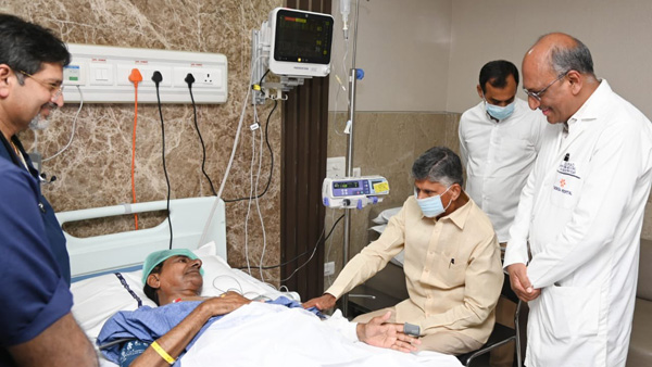 Watch: TDP Chief Chandrababu Naidu met KCR 